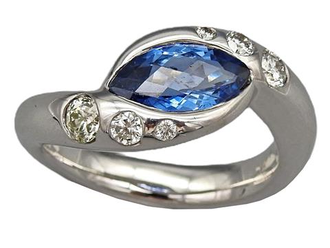 Edler Ring mit Saphir und Diamanten