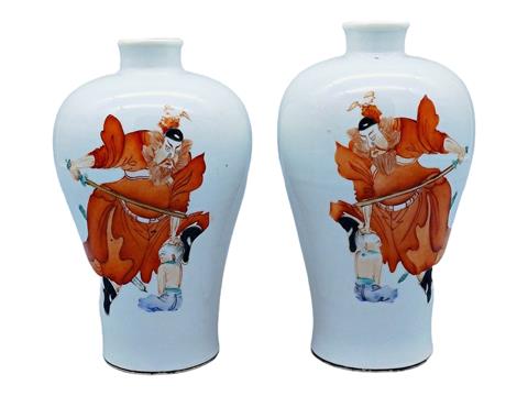 Zwei chinesische Vasen mit feiner Bemalung