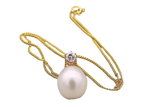 Einfache Kette mit einer Perle als Anhänger und einem Diamant