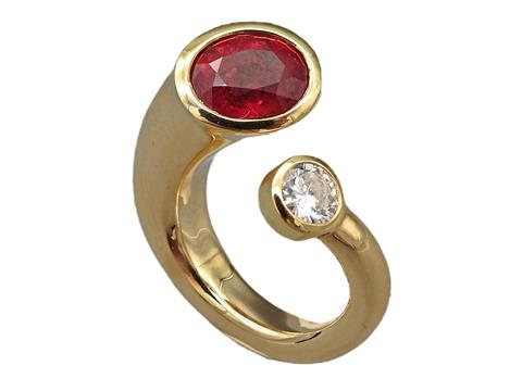 Designer Ring mit Rubin und Diamant
