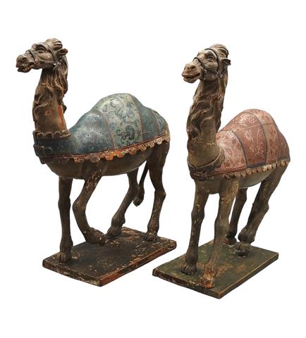 Zwei Holzgeschnitzte seltene Kamele