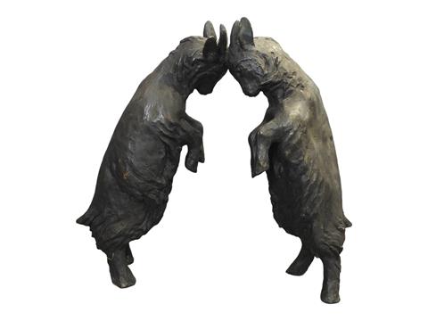 Bronzefiguren zweier Ziegen