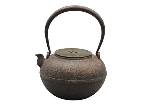 Alter Teekessel aus Eisen mit Messingdeckel