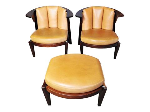 Cassina Möbel, Zwei Sessel und ein Fußhocker