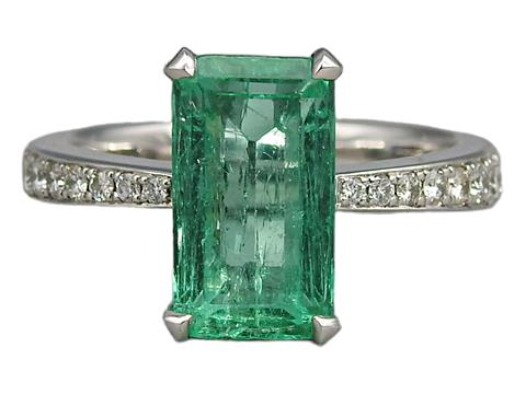Smaragdring mit Diamantbesatz