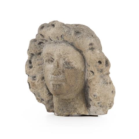 Sandsteinkopf einer weiblichen Figur