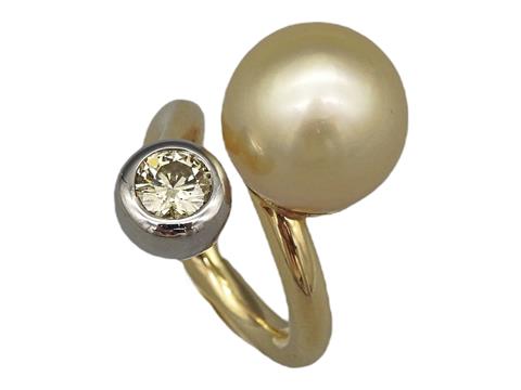 Eleganter Ring mit großer Perle und farbigem Diamant
