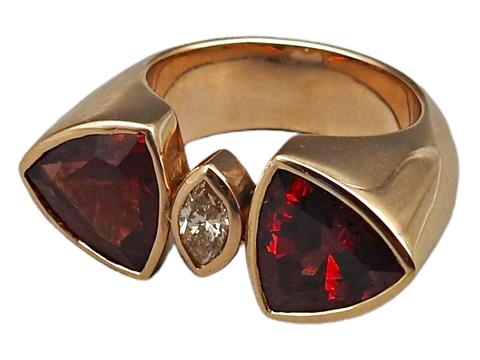 Schwerer Ring mit Granat- und Diamantbesatz