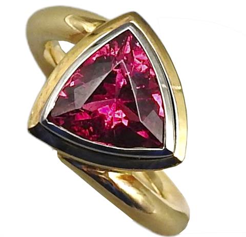 Modischer Ring mit pinkem Farbstein