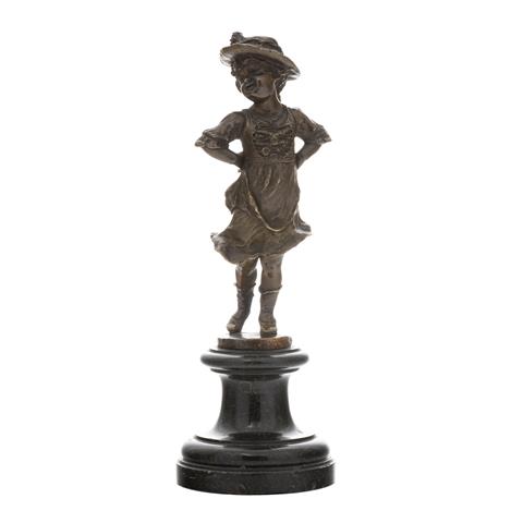 Kleine Trachtlerin in Bronze