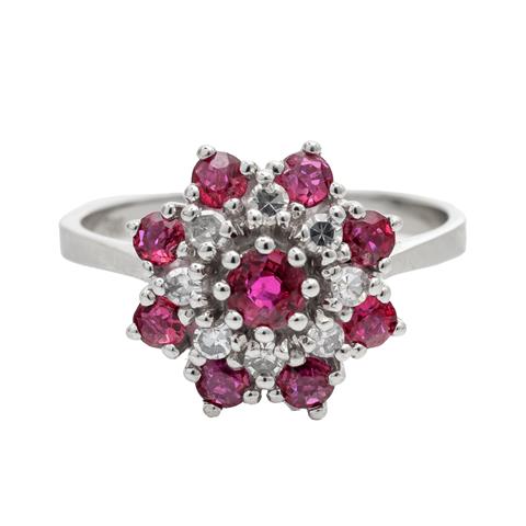 Schöner Rubin- und Diamantring in Blumenform