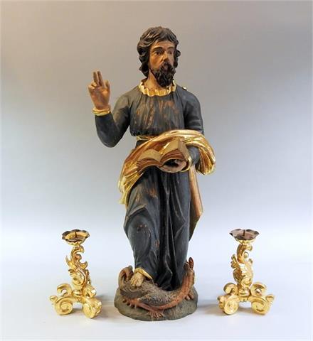 Figur eines Heiligen mit Leuchterpaar
