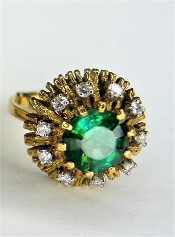Blumenförmiger Ring mit Smaragd