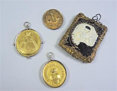 Teils gefasste Münzen und Klosterarbeit
