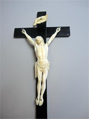 Kreuz mit Jesusfigur aus Elfenbein
