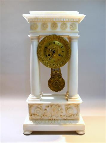 Alabaster-Uhr mit Glassturz