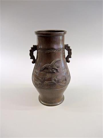 Bronze-Vase mit Vogelmotiv
