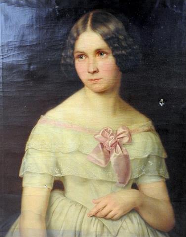 Junge Dame mit weißem Kleid und rosa Schleife