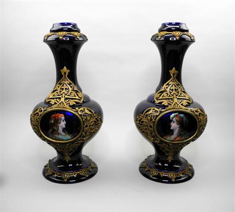 Paar feine Vasen mit Emaille