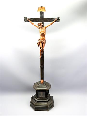 Standkommodenkreuz mit Reliquar
