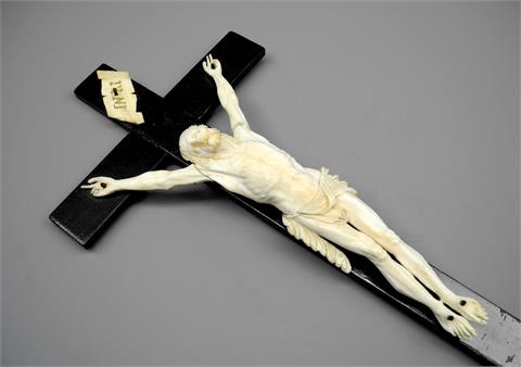 Kreuz mit Jesusfigur aus Elfenbein