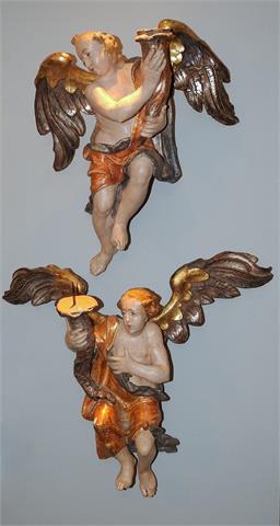 Zwei Engelsfiguren mit Kerzenhaltern