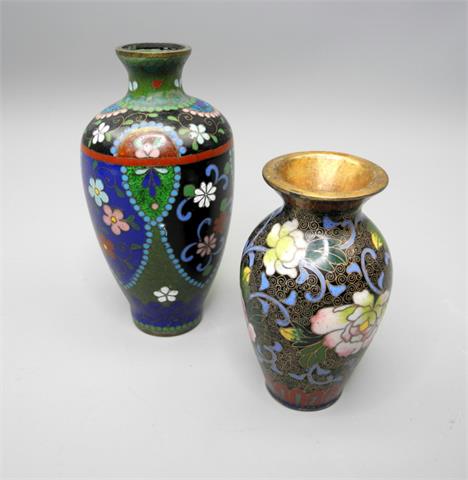 Zwei asiatische Cloisonné-Vasen