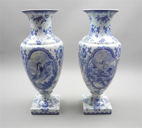 Royal Bonn Lyonaise, Paar Vasen in Eierform