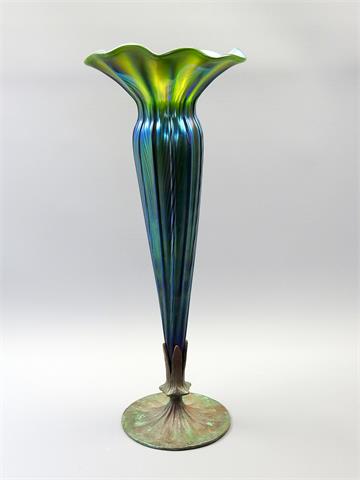 Tiffany Studios New York, Vase mit Bronzestandfuß