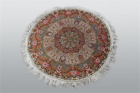 Ovaler Tabriz-Teppich