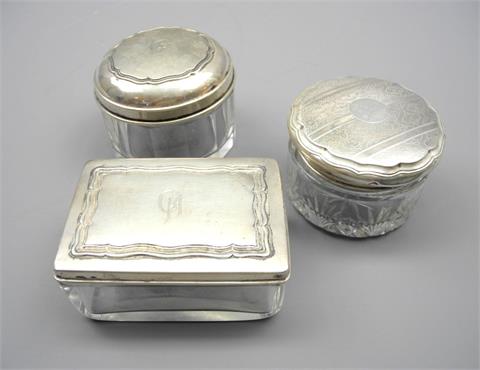 Drei Glasdosen mit Silberdeckeln