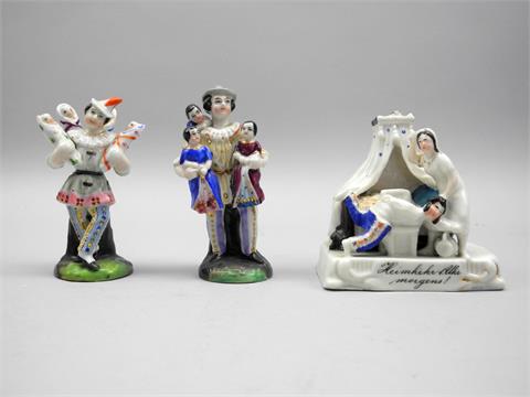 Drei Porzellanfiguren im Schaukasten