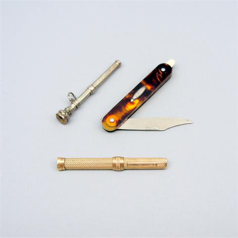 Kleines Konvolut von Bleistiften und Taschenmessern