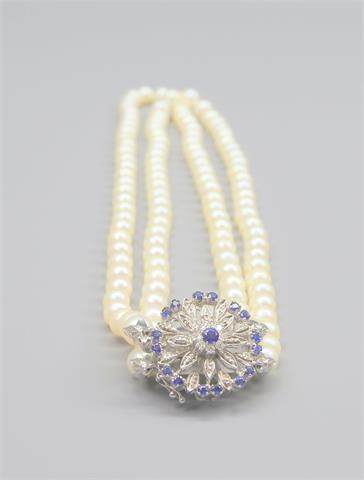 Zweireihige Perlenkette mit Schließe in Blütenfrom