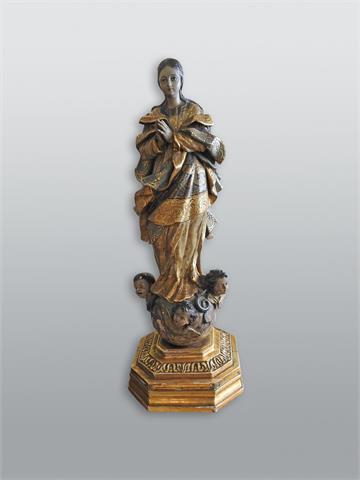 Betende Marienfigur auf verzierter Weltkugel
