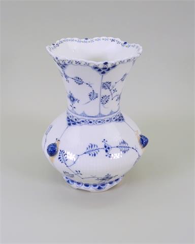 Royal Copenhagen, "Musselmalet Halbspitz" Bauchige Vase