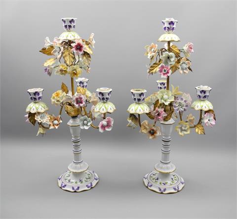 Zwei Kerzenleuchter mit Porzellanblumen