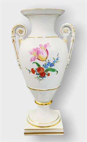 Meissen, Henkelvase mit Blumenbouquet-Motiv