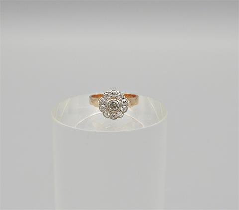 Ring mit Diamantbesatz in Form einer Blume