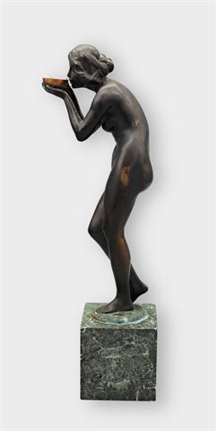 Victor Heinrich Seifert, Anmutige Bronzestatuette „Die Trinkende“