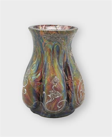 Irisierende Glasvase mit Fadendekor