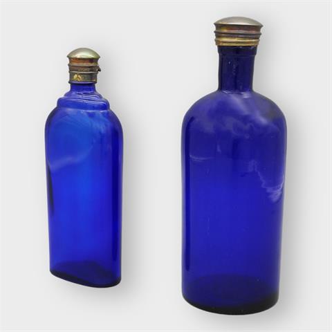 Zwei kobaltblaue Flaschen